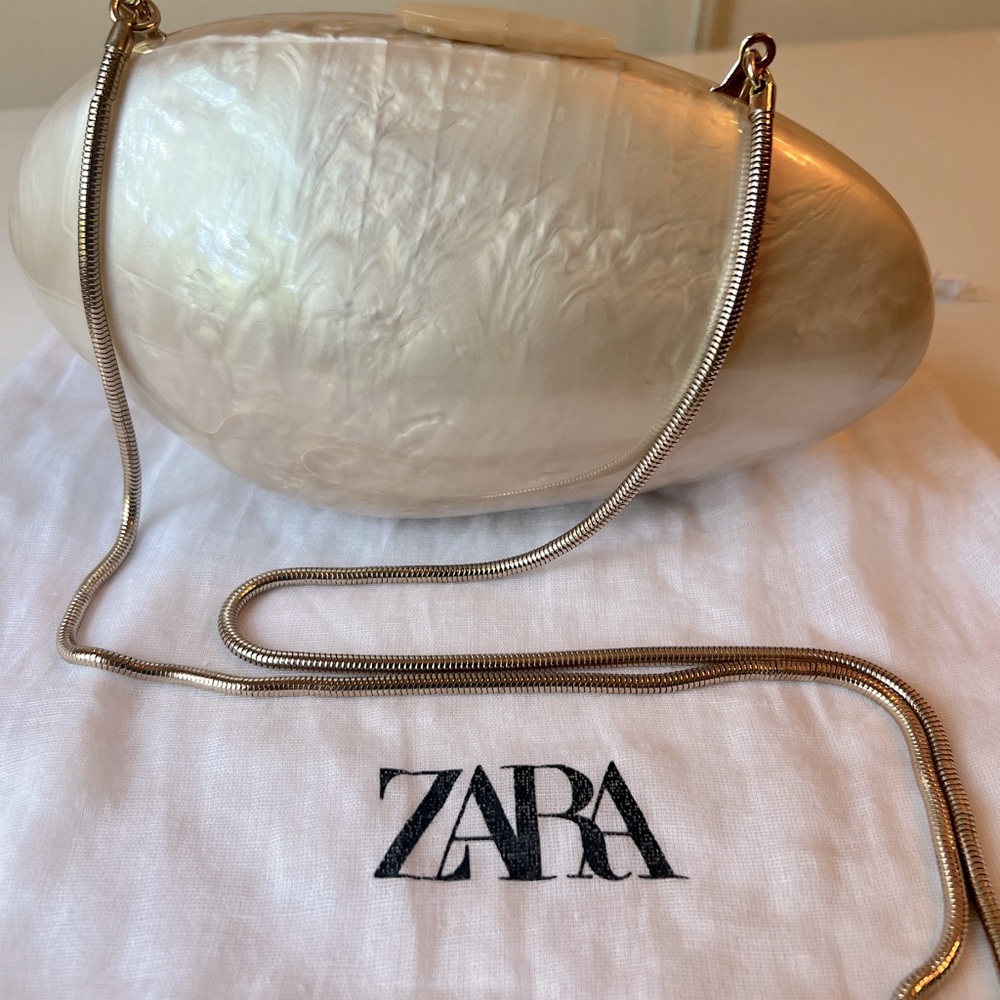 Zara Oval Box Bag
REF.6496/510
In great condition/ gently used